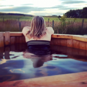 The Wee Stay at Fossoway 1 bed rural retreat with wood fired hot tub, Kinross
